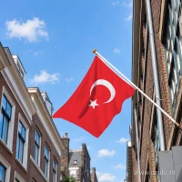 Turkse vlag aan een gevelstok