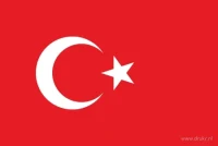 De Turkse vlag heeft een rood veld met een witte halve maan en een witte vijfpuntige ster.