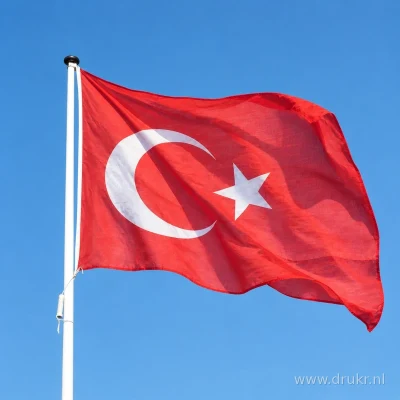 Turkse vlag wapperend aan een verticale witte mast