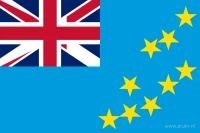 Een lichtblauw veld met de Union Jack linksboven en negen gele vijfpuntige sterren aan de vrije zijde.