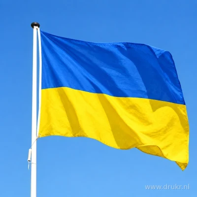 Oekraïense vlag wapperend aan een verticale witte mast