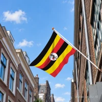 Oegandese vlag aan een gevelstok