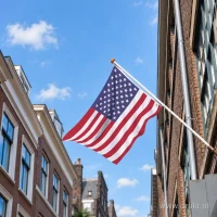 Amerikaanse vlag aan een gevelstok