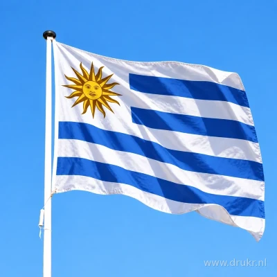 Uruguayaanse vlag wapperend aan een verticale witte mast