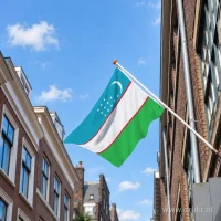 Oezbeekse vlag aan een gevelstok