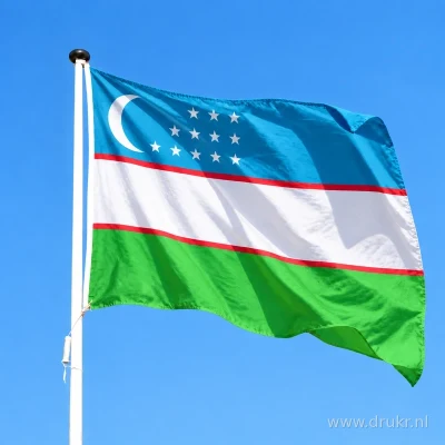 Oezbeekse vlag wapperend aan een verticale witte mast