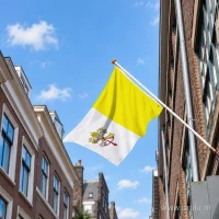 Vaticaanse vlag aan een gevelstok
