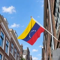Venezolaanse vlag aan een gevelstok