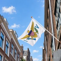 Vlag van Amerikaanse Maagdeneilanden aan een gevelstok