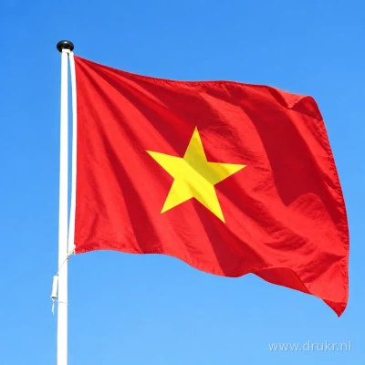 Vietnamese vlag wapperend aan een verticale witte mast