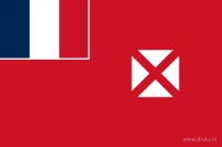 Een rood veld met de Franse driekleur linksboven binnen een witte scheidslijn en vier witte driehoeken die samen een kruis vormen aan de vrije zijde.