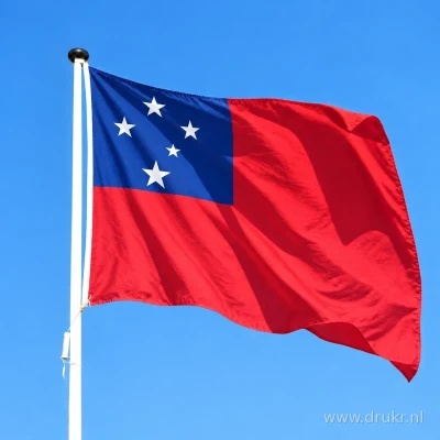 Samoaanse vlag wapperend aan een verticale witte mast