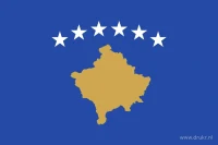De Kosovaarse vlag heeft een blauw veld met een goudkleurige kaart van Kosovo en zes witte sterren erboven.