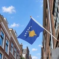 Kosovaarse vlag aan een gevelstok