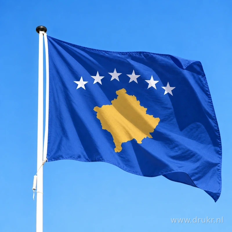 Kosovaarse vlag wapperend aan een verticale witte mast