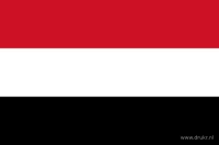 Drie gelijke horizontale banen in rood, wit en zwart, zonder sterren, wapen of opschrift.