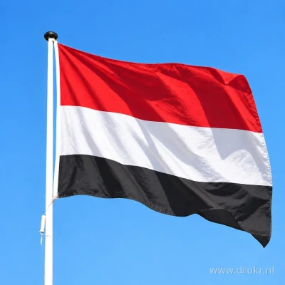 Jemenitische vlag wapperend aan een verticale witte mast