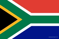 De Zuid-Afrikaanse vlag heeft een groene Y-vorm met witte randen, rood boven en blauw onder aan de vrije zijde. Aan de hijszijde staat een zwarte driehoek met een gele rand.