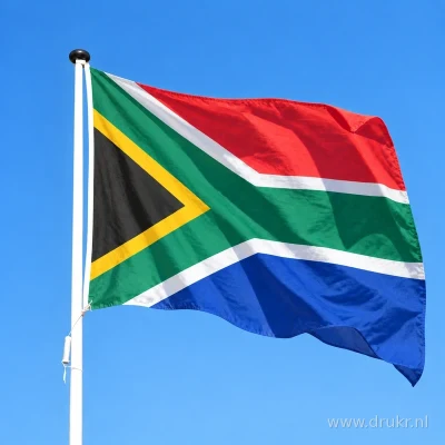 Zuid-Afrikaanse vlag wapperend aan een verticale witte mast