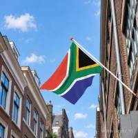 Zuid-Afrikaanse vlag aan een gevelstok