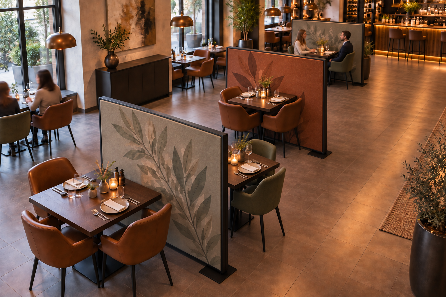Symmetrische restaurantopstelling met gecentreerde tafels aan weerszijden van akoestische roomdividers