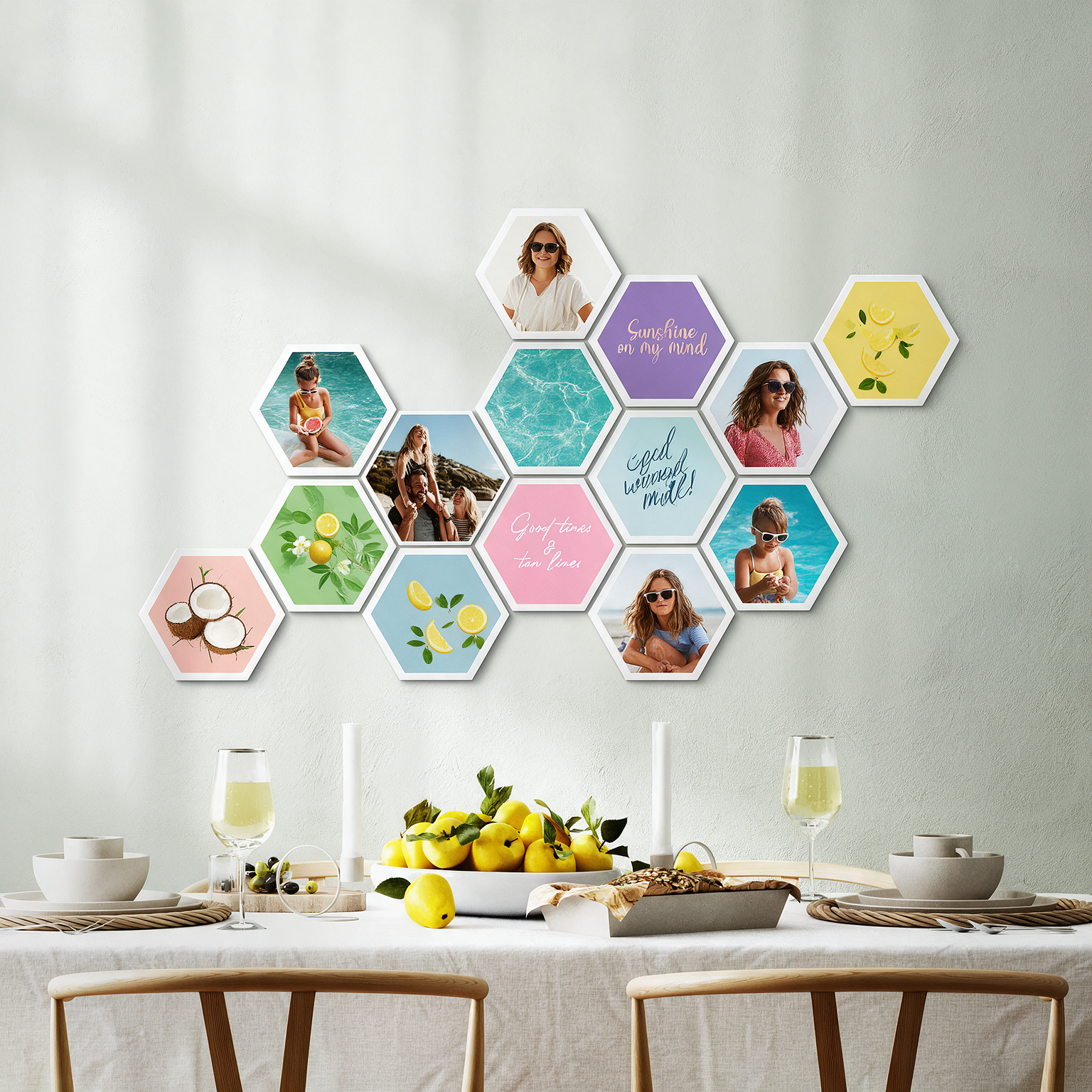 Hexagon fotocollage met portretten, foto’s en tekst boven een gedekte eettafel