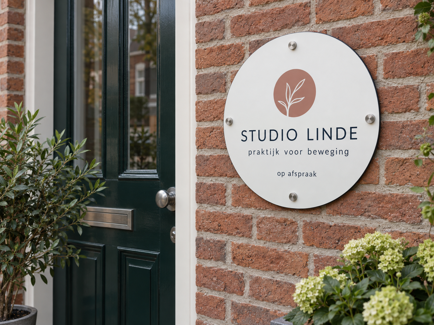 Fictief rond contour-gevelbord met praktijknaam bij een entree