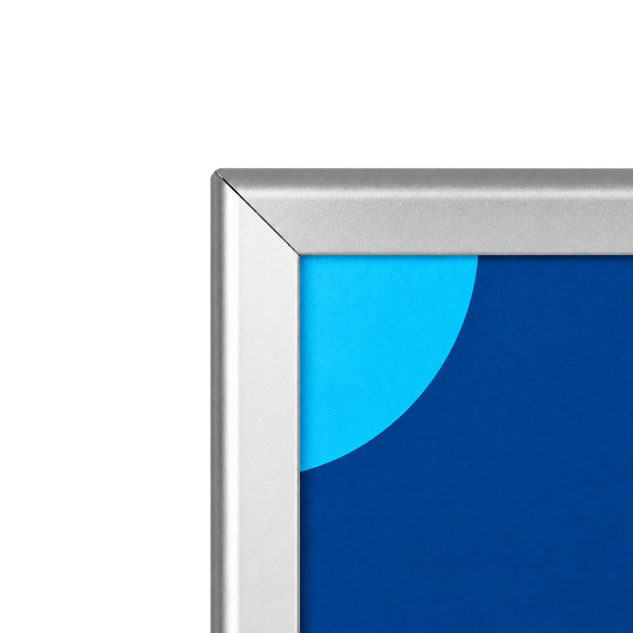 Detail van de aluminium framehoek met blauwe en cyaan Drukr-print