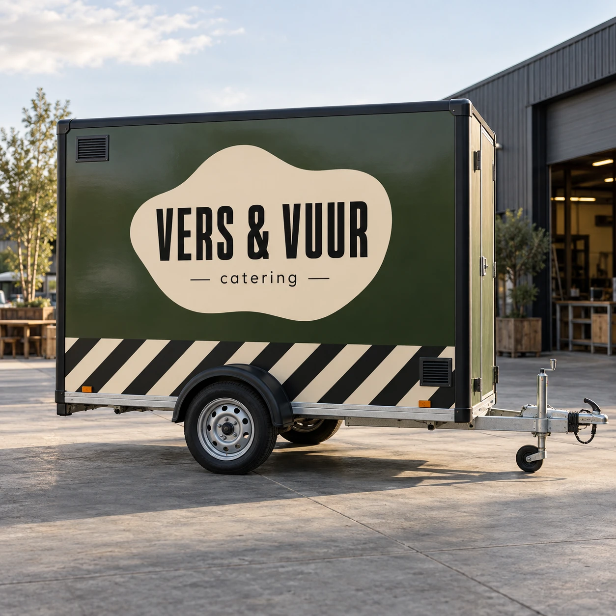 Cateringaanhanger met een grote groene vinylbedrukking