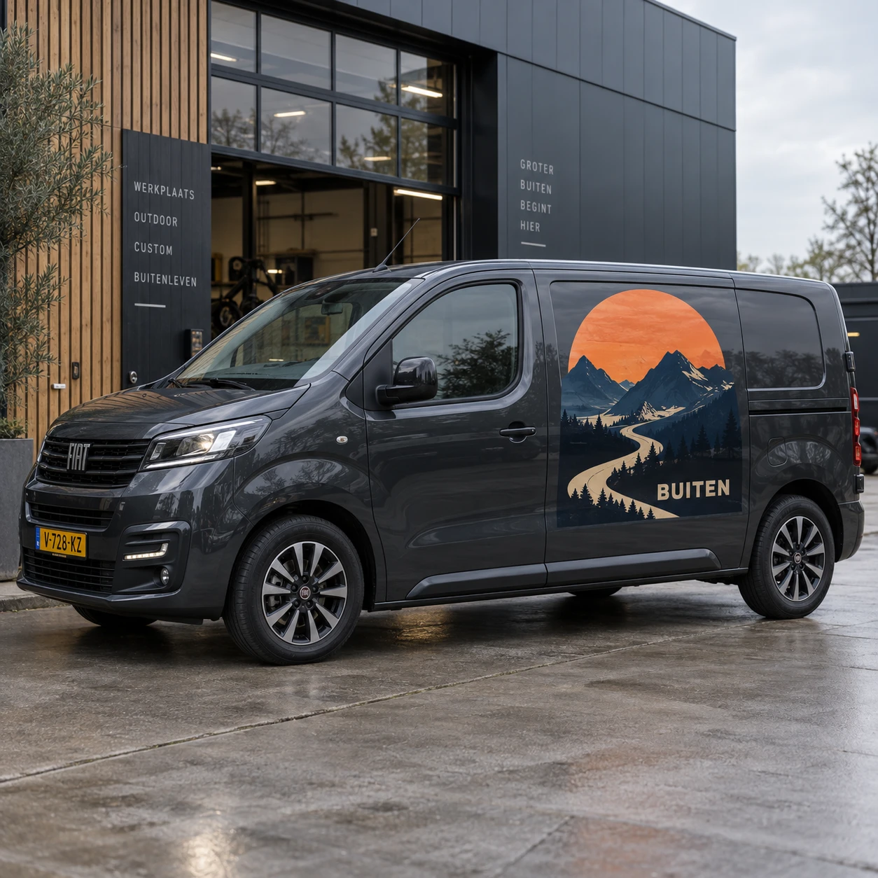 Bedrijfswagen met een grote berglandschapsticker op het zijpaneel