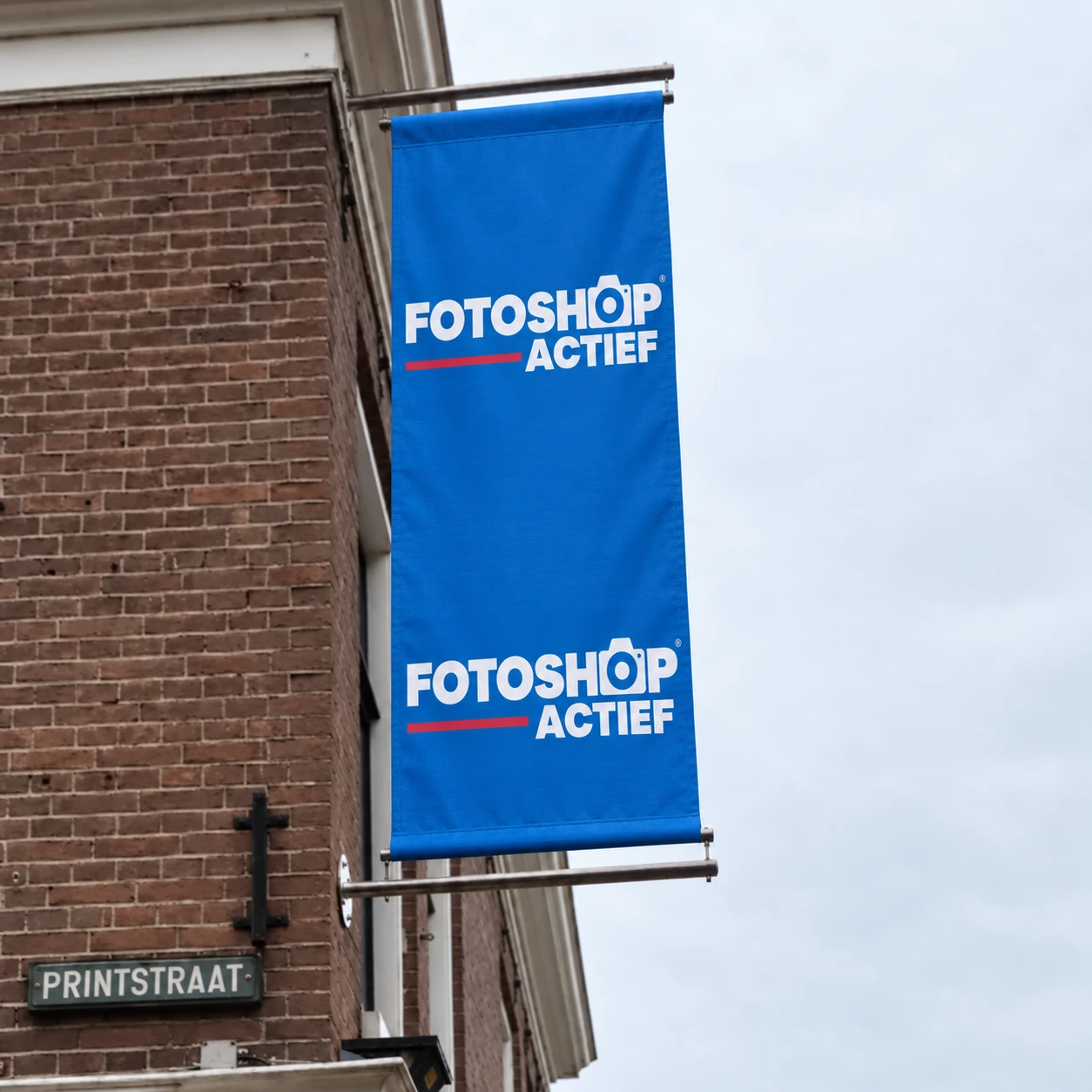 Gevelbanier met Fotoshop Actief-logo aan de Printstraat