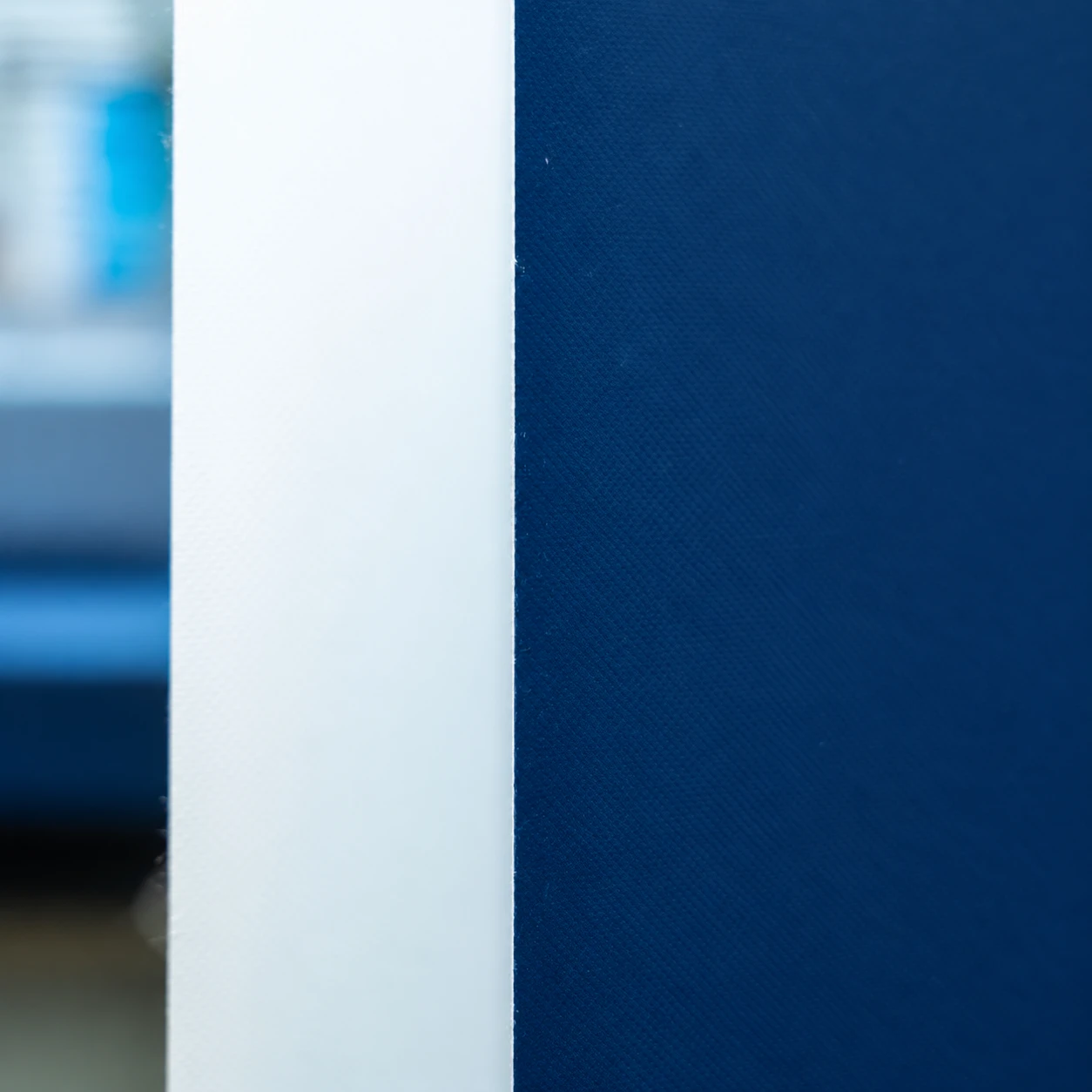 Zijaanzicht van de twee prints op de Double roll-up banner